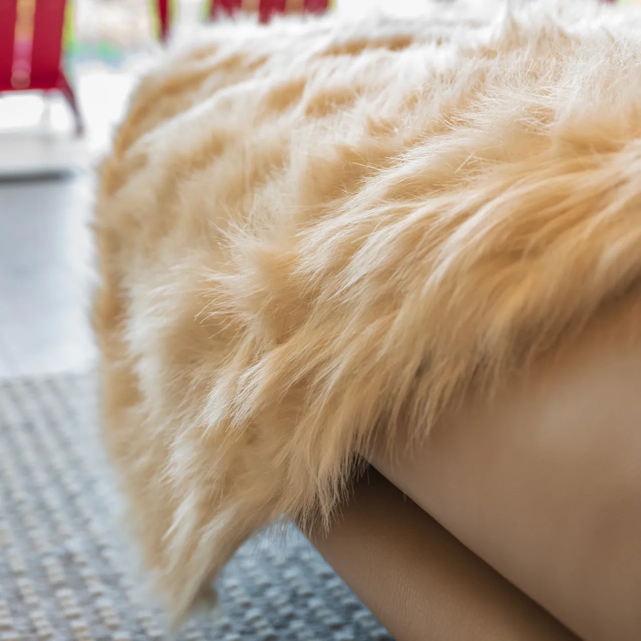 2685 - White Faux Fur Throw
